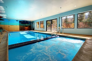 A heated pool - Cozy Studio with quick walk to winter activities. (Keystone)