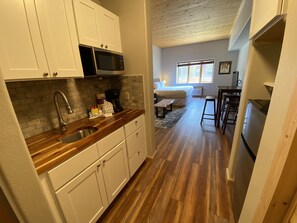 Microwave, coffee/tea maker, toaster, cookware/dishes/utensils - Cozy Studio with quick walk to winter activities. (Keystone)