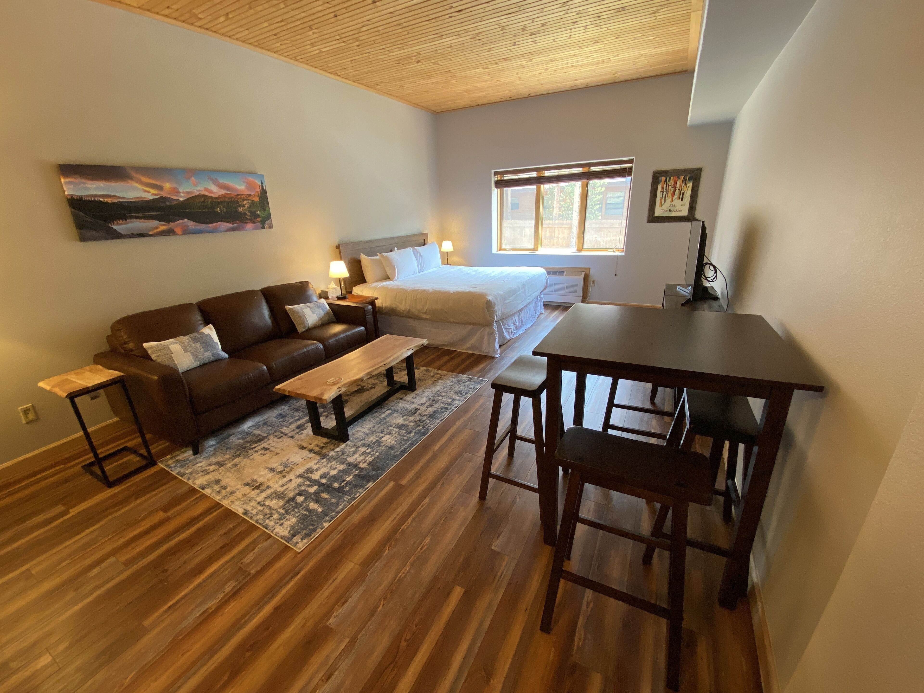 Modern Studio - Walk to Activities in River Run!
