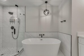 Badewanne, Haartrockner, Shampoo