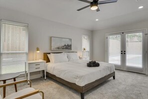 4 bedrooms, iron/ironing board, WiFi, bed sheets