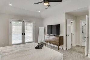 4 bedrooms, iron/ironing board, WiFi, bed sheets