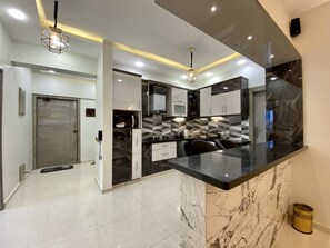 Kjøleskap, mikrobølgeovn, kokeplater og vannkoker