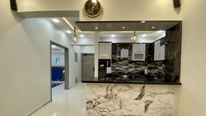 Una cucina moderna con ripiani in marmo, forno integrato e microonde.