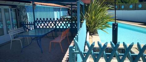 Una piscina al aire libre
