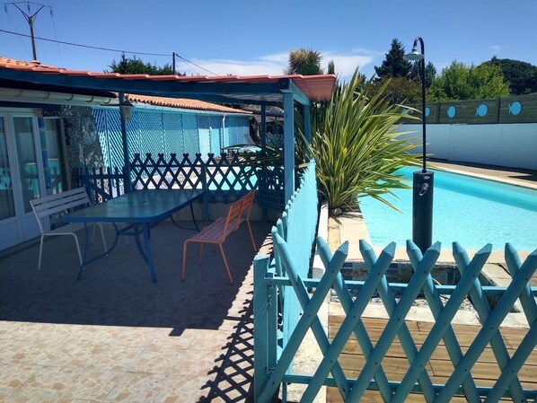 Una piscina al aire libre