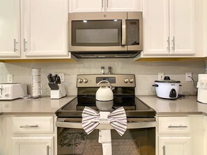 Fridge, microwave, oven, stovetop - Amazing Stadie/ GameRoom/ ThemedRoom (Four Corners)