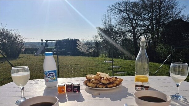 A breakfast table with milk, jam, toast, and a bottle of orange juice. - Pleasant country cottage in a quiet location (Wirwignes)