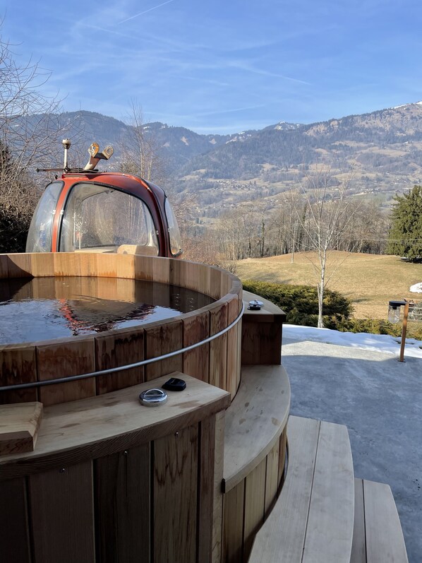 Outdoor spa tub