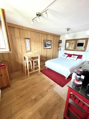 4 室のベッドルーム、アイロン / アイロン台、WiFi (無料)