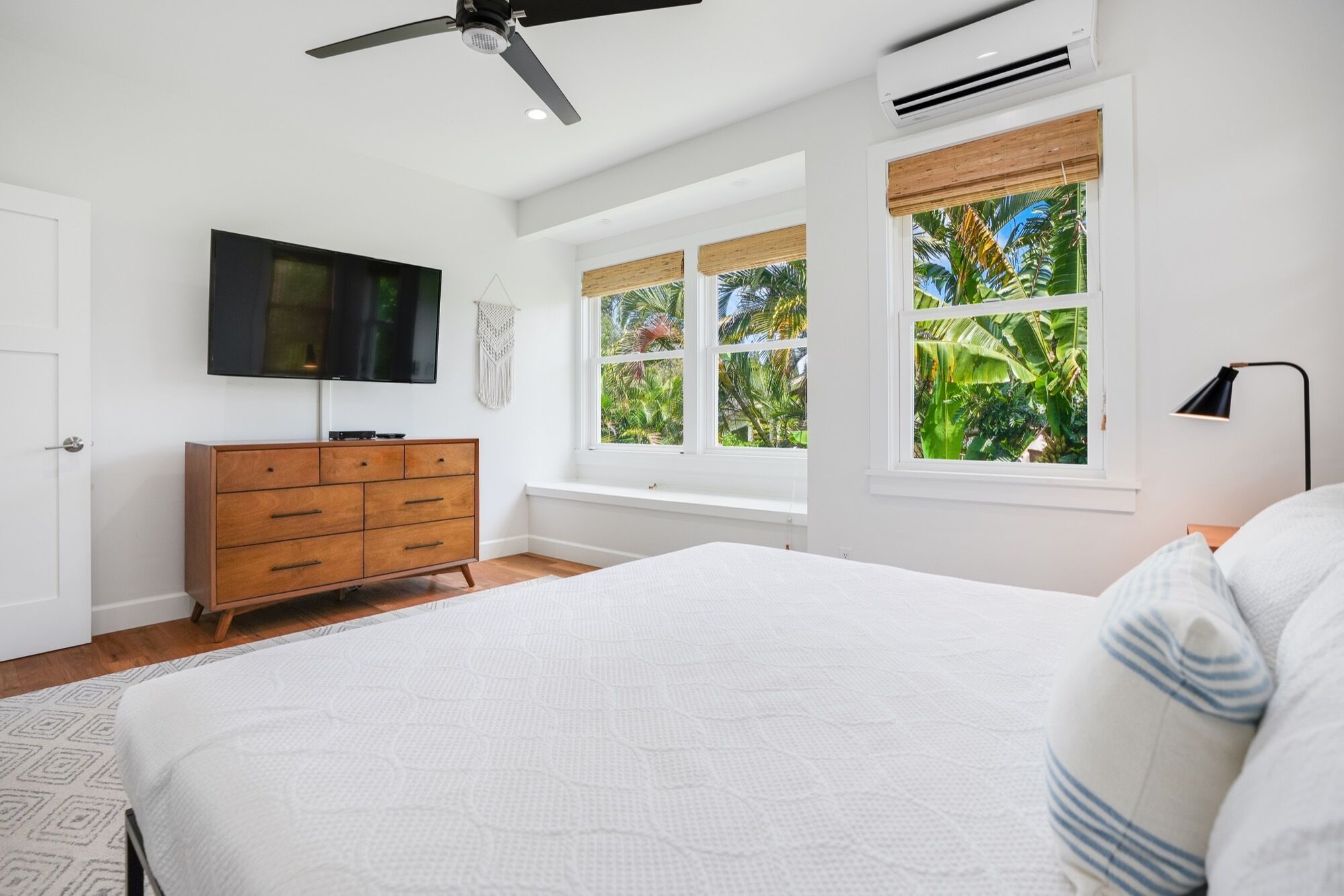 4 bedrooms, desk, iron/ironing board, travel crib