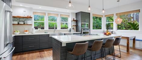 Refrigerador, microondas, horno y parrilla de estufa