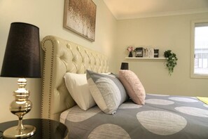 6 間睡房、書桌、熨斗/熨衫板、可攜式嬰兒床