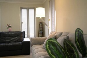 TV - Point Cook 6 BRM 4-Bathroom House for Big Group (Point Cook)