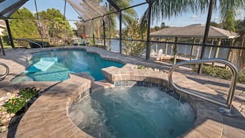 Utendørsbasseng og et oppvarmet basseng