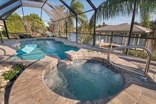 Waterfront / Pool / Hot Tub / Dock / Game Room - Close to Beach 