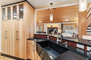 Fridge, microwave, oven, stovetop - 5BDR Ski-In/Out Escape | Hot Tub & Game Room (Breckenridge)