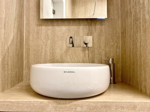 Een haardroger, een bidet, handdoeken, zeep