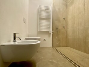 Hårtørrer, bidet, håndklæder, Sæbe