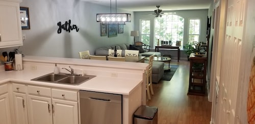 Beautiful, 3 br/2 bath condo in Pawleys Island, SC. Minutes from the beach.