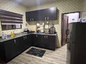 ثلاجة، ميكروويف، فرن، موقد طهي مسطح