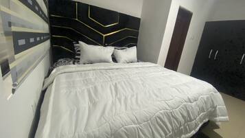 3 bedrooms, desk, iron/ironing board, WiFi