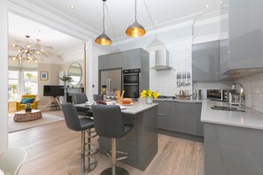 Refrigerador, microondas, horno, placa de cocina