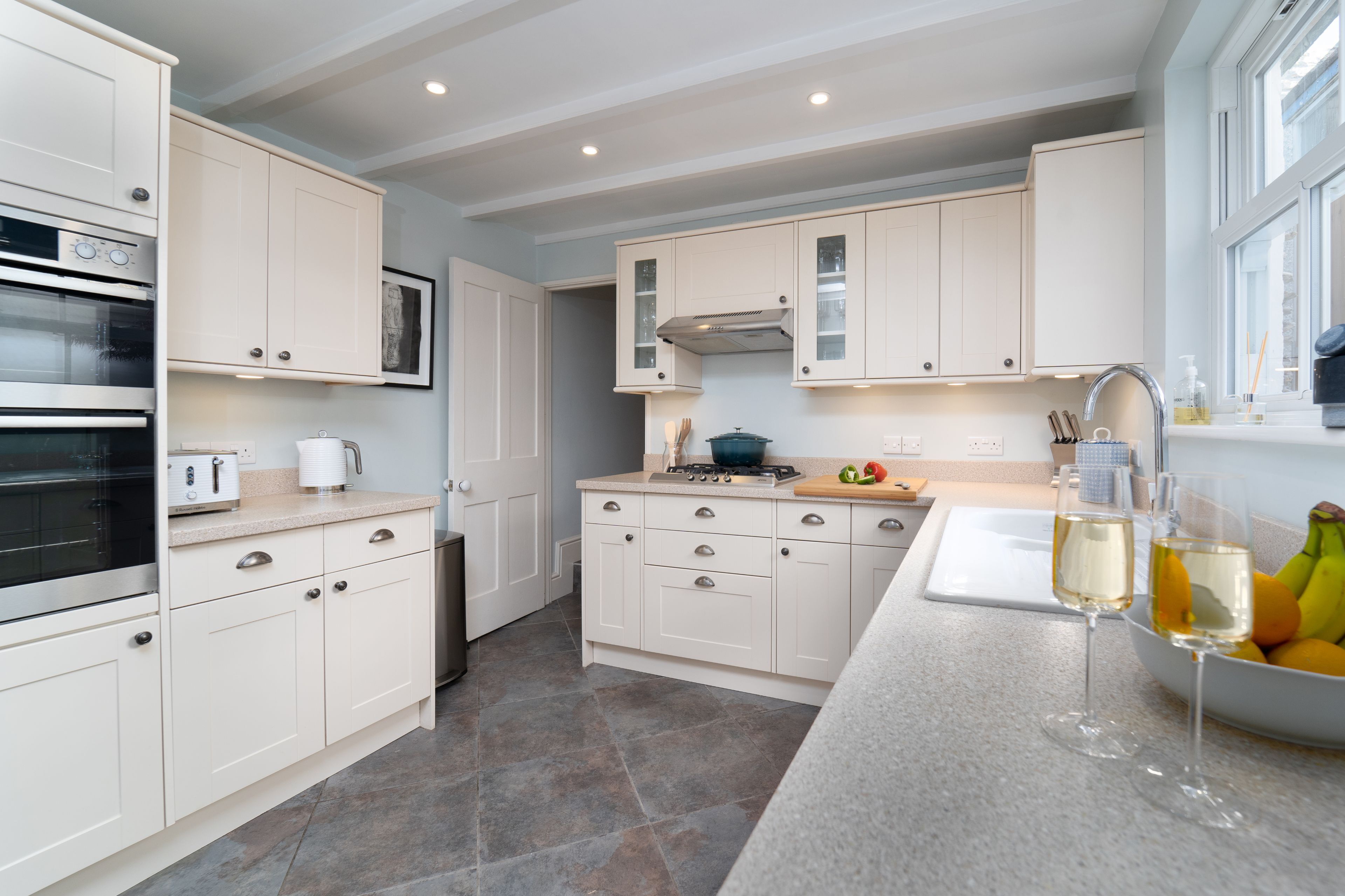 Kjøleskap, ovn, kokeplater og oppvaskmaskin