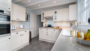 Kjøleskap, ovn, kokeplater og oppvaskmaskin