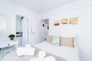 3 habitaciones, escritorio, tabla de planchar con plancha y wifi