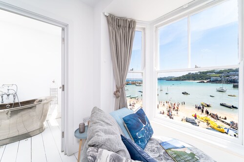 St Ives House - Sleeps 6 - Stunning Sea Views - Harbour Front Location