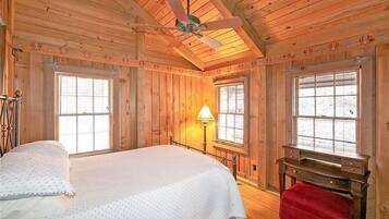 3 bedrooms, desk, free WiFi, bed sheets