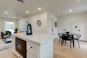 Interior - ✬Island Pride Escape✬ Near Moody Gardens and Beach (Galveston)