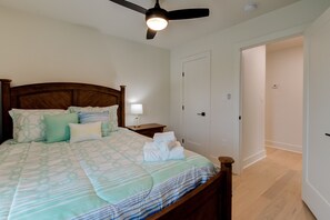 3 bedrooms, iron/ironing board, free WiFi, bed sheets - ✬Island Pride Escape✬ Near Moody Gardens and Beach (Galveston)