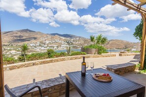 Outdoor dining - Panoramic port view apartment (Ios)