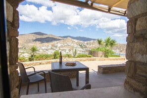 Outdoor dining - Panoramic port view apartment (Ios)