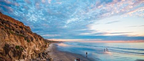 Beach nearby, sun-loungers, beach towels