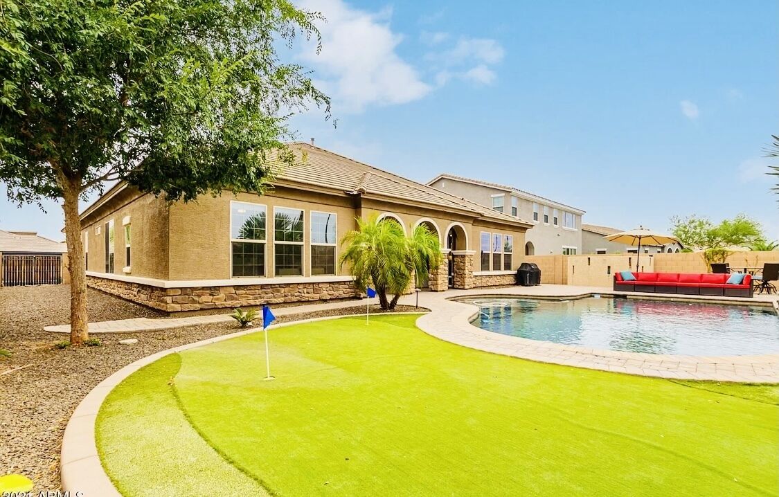 Hiking, shopping and dining close by! Or relax by your private pool!