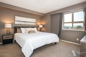 2 Schlafzimmer, hochwertige Bettwaren, Schreibtisch
