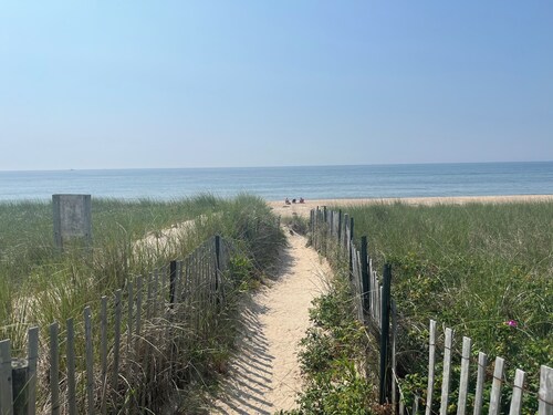 COZY COTTAGE WITH PRIVATE BEACH ACCESS IN THE DUNES - Half a block to the beach