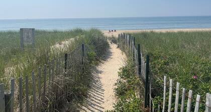 COZY COTTAGE WITH PRIVATE BEACH ACCESS IN THE DUNES - Half a block to the beach