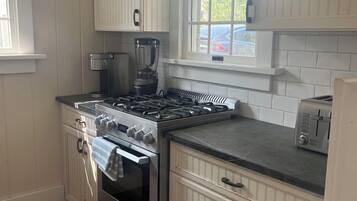 Réfrigérateur, four, plaque de cuisson, cafetière/bouilloire