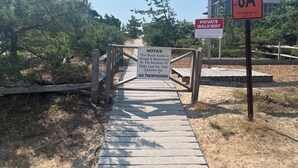 Un camí privat amb un senyal que indica que és de propietat dels residents de Mako Lane, només per a ús exclusiu i prohibit l'entrada.
