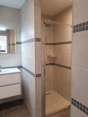 Dusche, Haartrockner, Handtücher