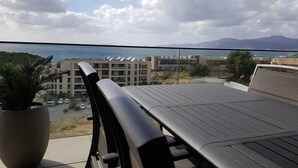A balcony with a view of a coastal area, including buildings and mountains. - Porticcio, Superb air-conditioned T2, panoramic view of the Gulf of Ajaccio (Albitreccia)