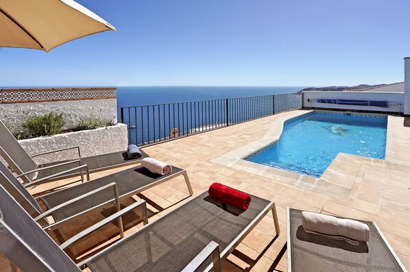 A rooftop pool with a clear view of the ocean, surrounded by lounge chairs and a pergola. - 🏝Villa Calypso, private pool, 180º ocean view☀️ (Salobreña)