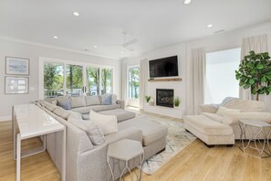 智能电视、壁炉、Netflix、书