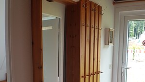 A room with a wooden wardrobe, a mirror, and a red carpet. - Gemütliches Ferienhaus am Twistesee im Ferienland Waldeck-frankenberg (Bad Arolsen-Wetterburg)