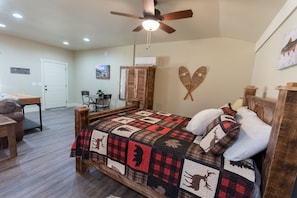 1 bedroom, WiFi, bed sheets - Rustic, One Bedroom Cabin, Starlink Wi-Fi, Hot Tub, Firepit (Franklin)