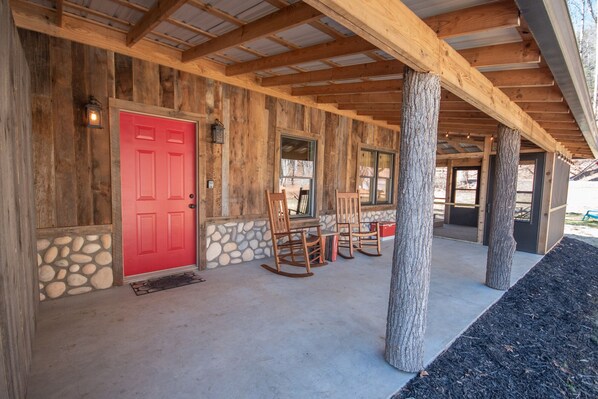 Terrace/patio - Rustic, One Bedroom Cabin, Starlink Wi-Fi, Hot Tub, Firepit (Franklin)